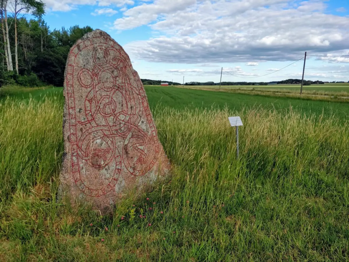 Runestone at Darlkarsvägen between Nysätra and Torstuna