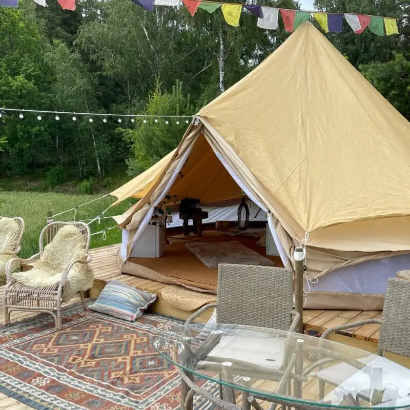 Vista vibes glamping-tält med utemöbler