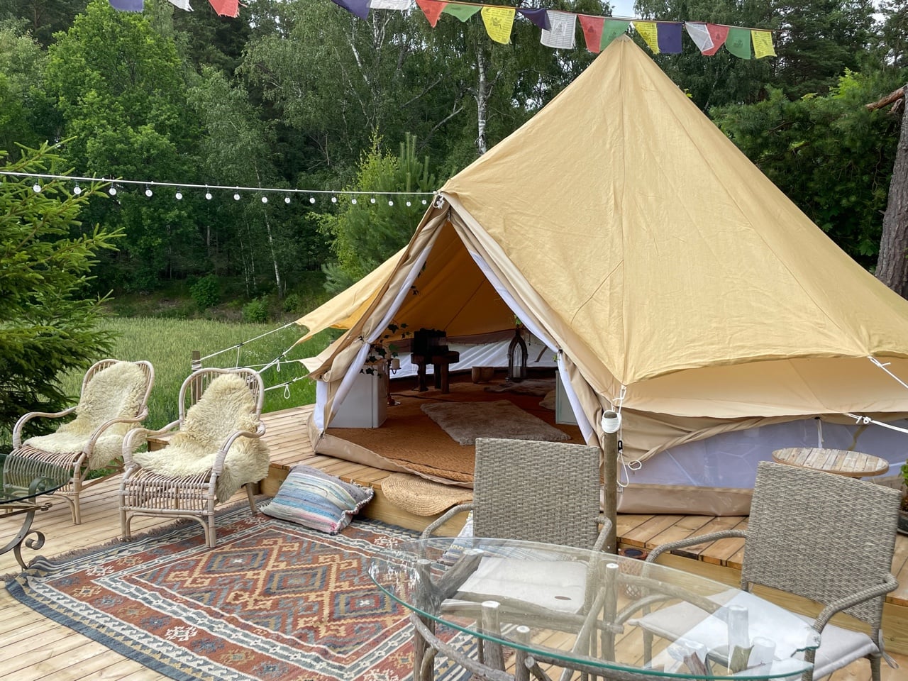 Vista vibes glamping-tält med utemöbler