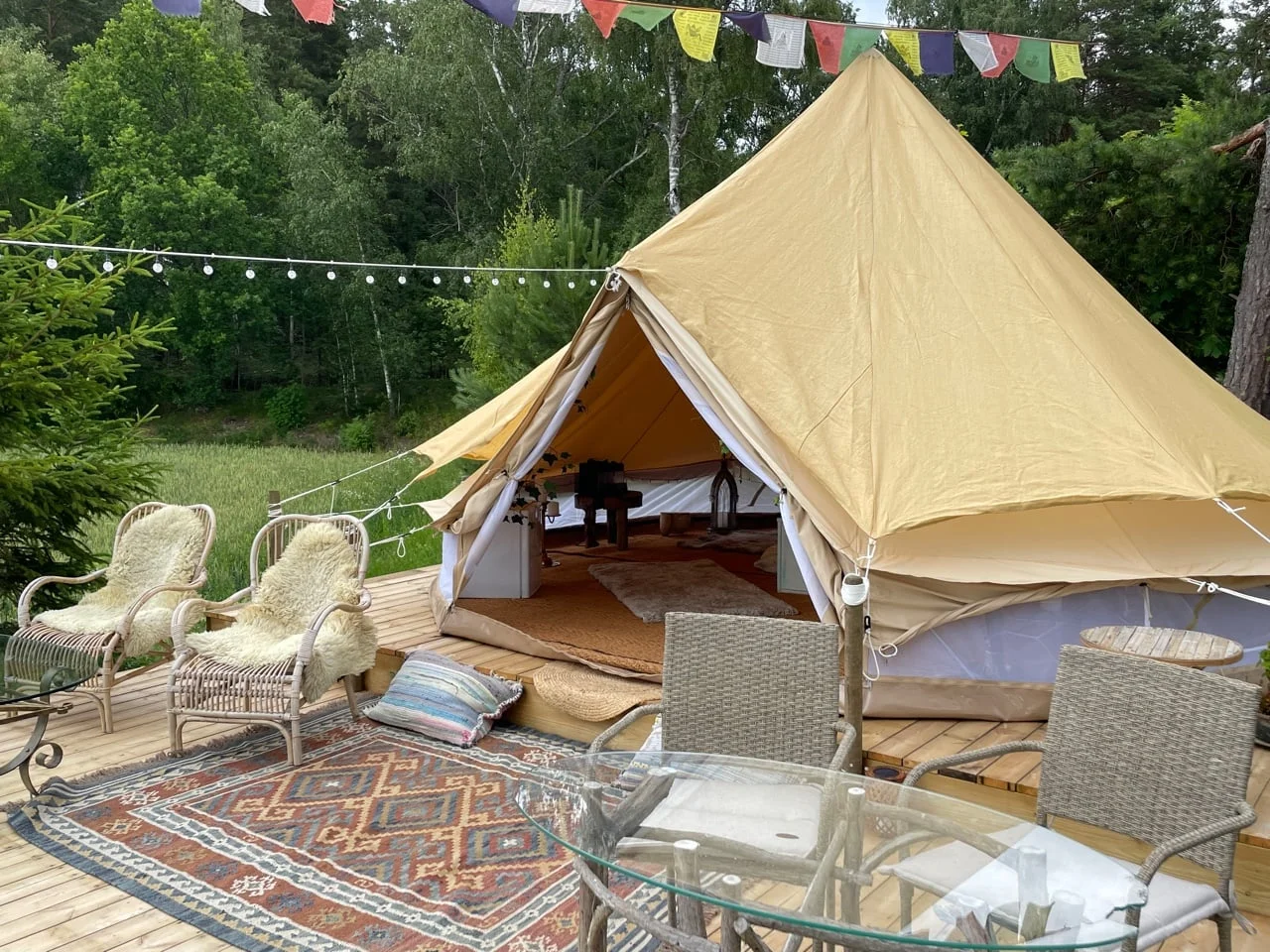 Vista vibes glamping-tält med utemöbler